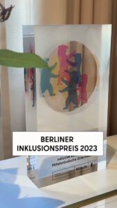 Berliner Inklusionspreis 2023 hergestellt aus Plexiglas mit eingebetteten Digital- und Siebdrucken, in sechs Ebenen.