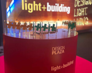 Das Foto zeigt alle Design Plus Awards, auf einem Präsentationspodest, vor der Verleihung an die Gewinner.